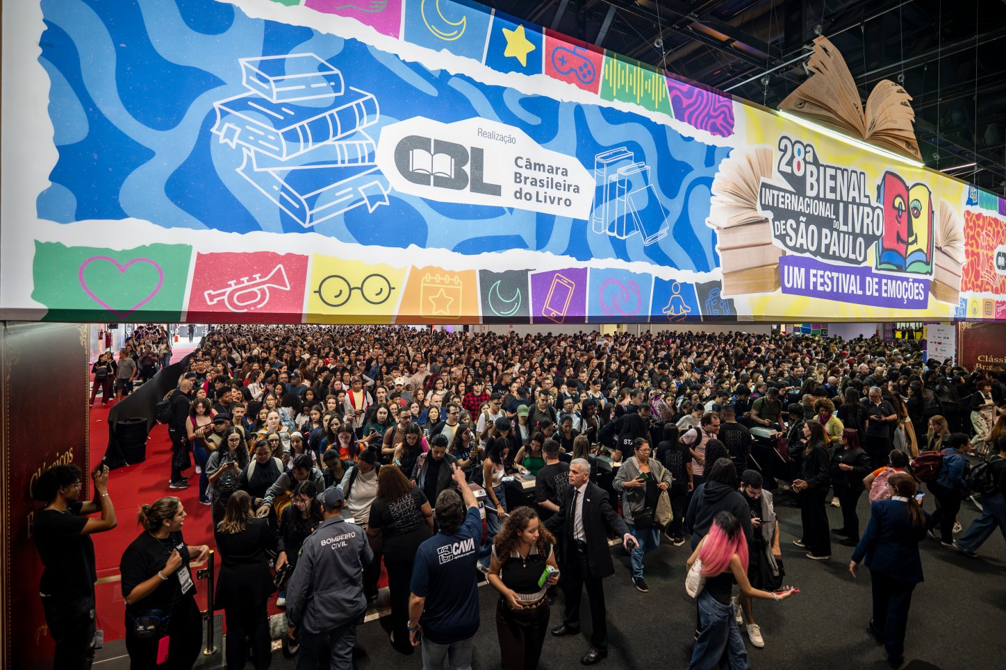 Mais pessoas atrás de livros do que de carros? Bienal dá 760 mil razões para acreditar