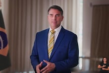 Flávio Bolsonaro diz que não existe ajuda de governo dos EUA nas eleições brasileiras
