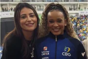 Rebeca Andrade com a amiga que foi apontada como sua namorada