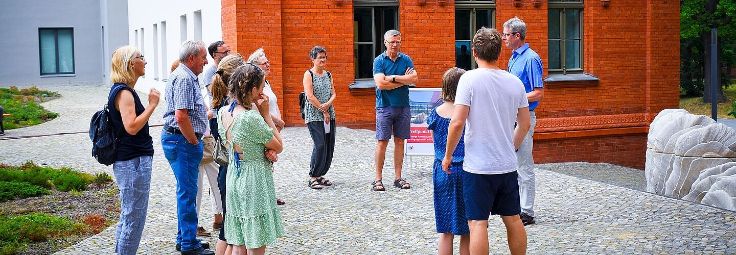 Gruppe bei einer Führung über das Gelände der Dienststelle des Bundesarchivs in der Finckensteinallee 63 in Berlin-Lichterfelde