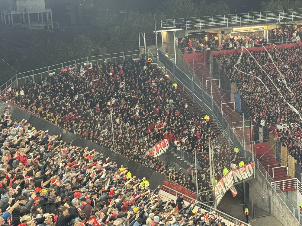 Torcida do Flamengo de visitante no estádio do Estudiantes, em 2025 — Foto: Raisa Simplicio