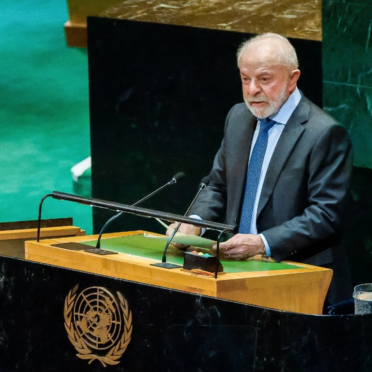 A caminho da ONU, Lula diz que Brasil respeita todos e "exige respeito"