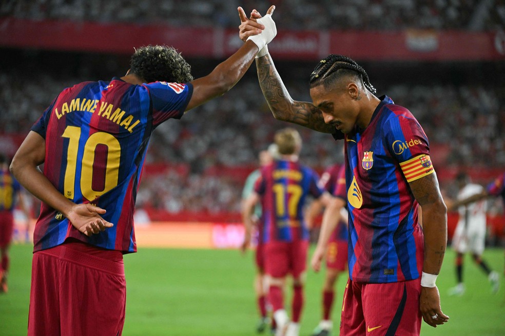 Por que existem 'dois Raphinhas'? Atacante tem mais gols pelo Barcelona nesta temporada do que pela seleção na carreira