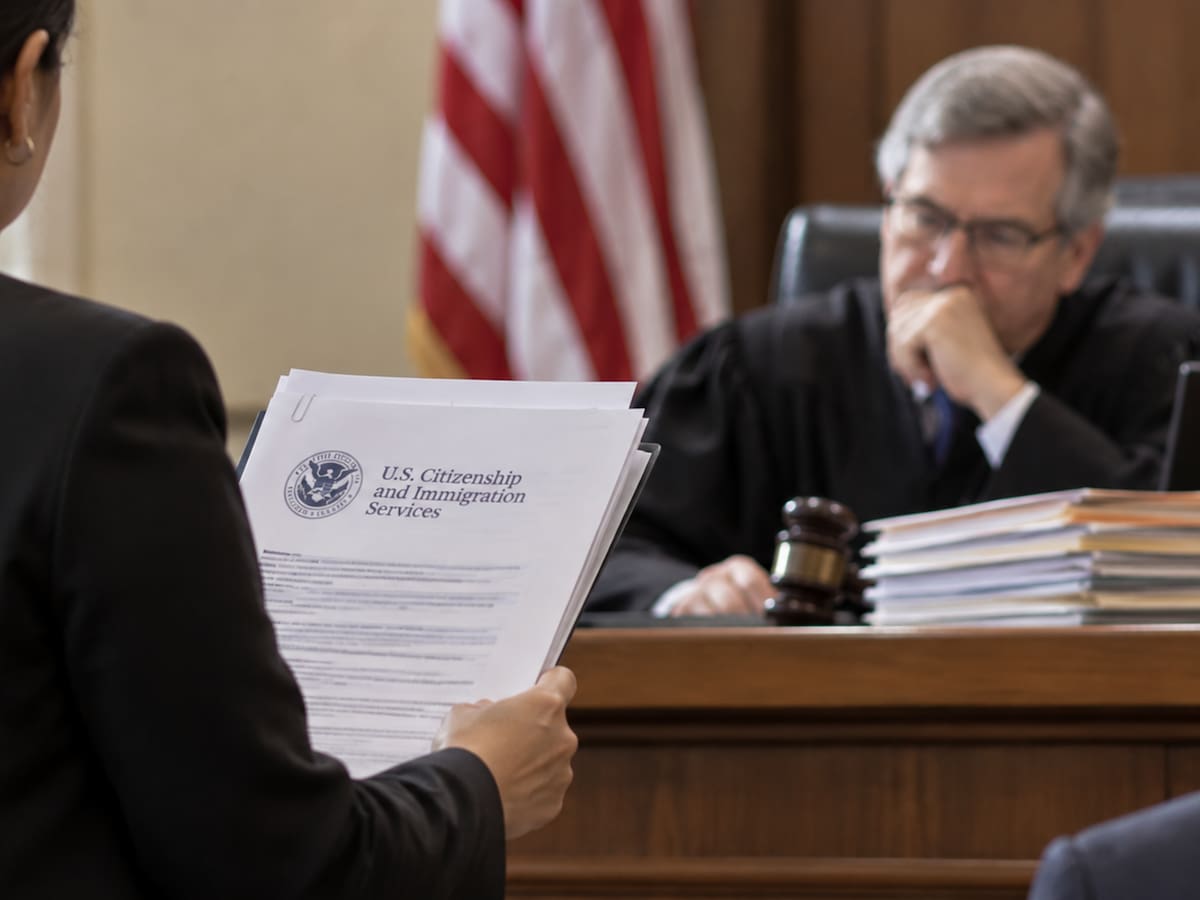 Apelar la decisión de un juez de inmigración mediante el formulario EOIR-26 costará US$1060