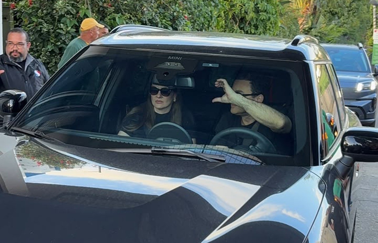 Renner deixa enterro do parceiro Rick e acena para fãs na saída do cemitério em Sorocaba, SP
