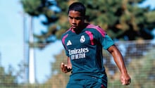Vini Jr. e Mbappé escondem mensagem em camisa antes de jogo e causam polêmica na Espanha