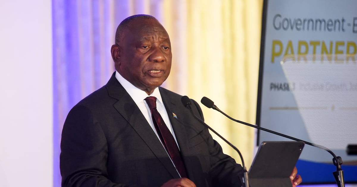 Tenho vergonha do que nós, homens, estamos fazendo às mulheres: Ramaphosa