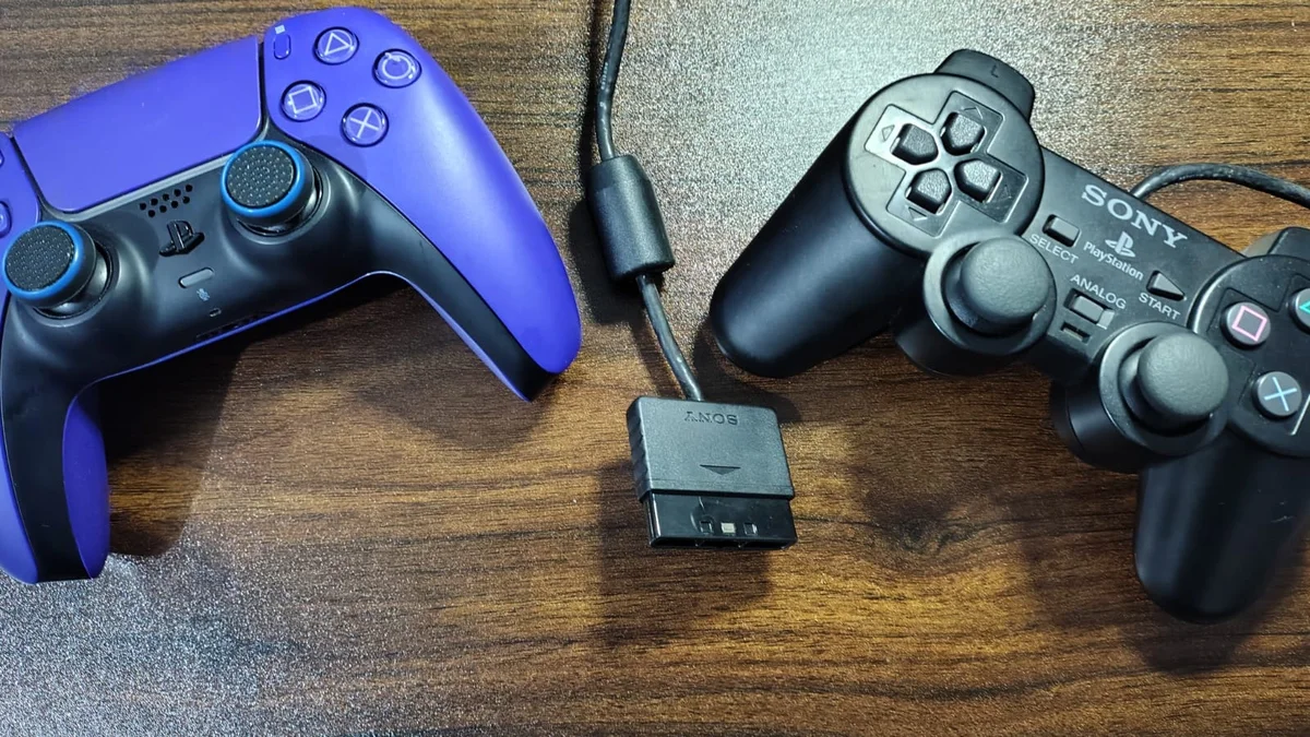 Imagem do DualSense e DualShock 2