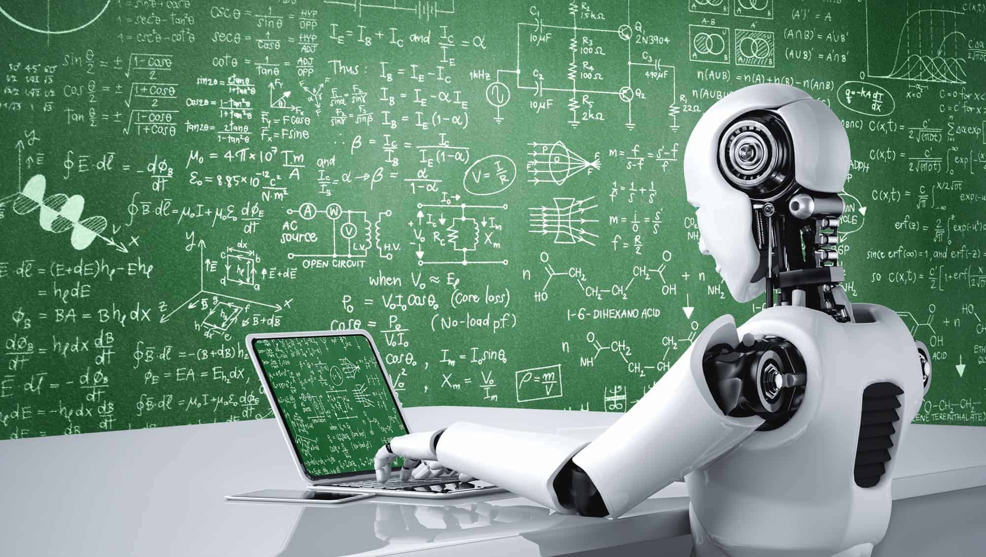 Robô na frente de um computador e um quadro-negro resolvendo um problema de matemática