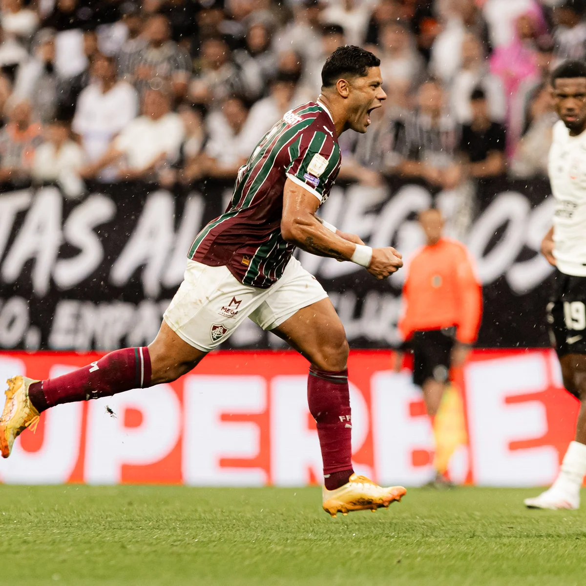 Fluminense vence Corinthians, entra no G-4 do Brasileirão e afunda Timão