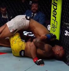 Raoni Barcelos caiu desacordado após cair no tatame Foto: Reprodução/Paramount+/UFC