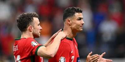 R&uacute;ben Neves e Cristiano Ronaldo pela sele&ccedil;&atilde;o - Foto: Justin Setterfield/Getty Images / Jogada10