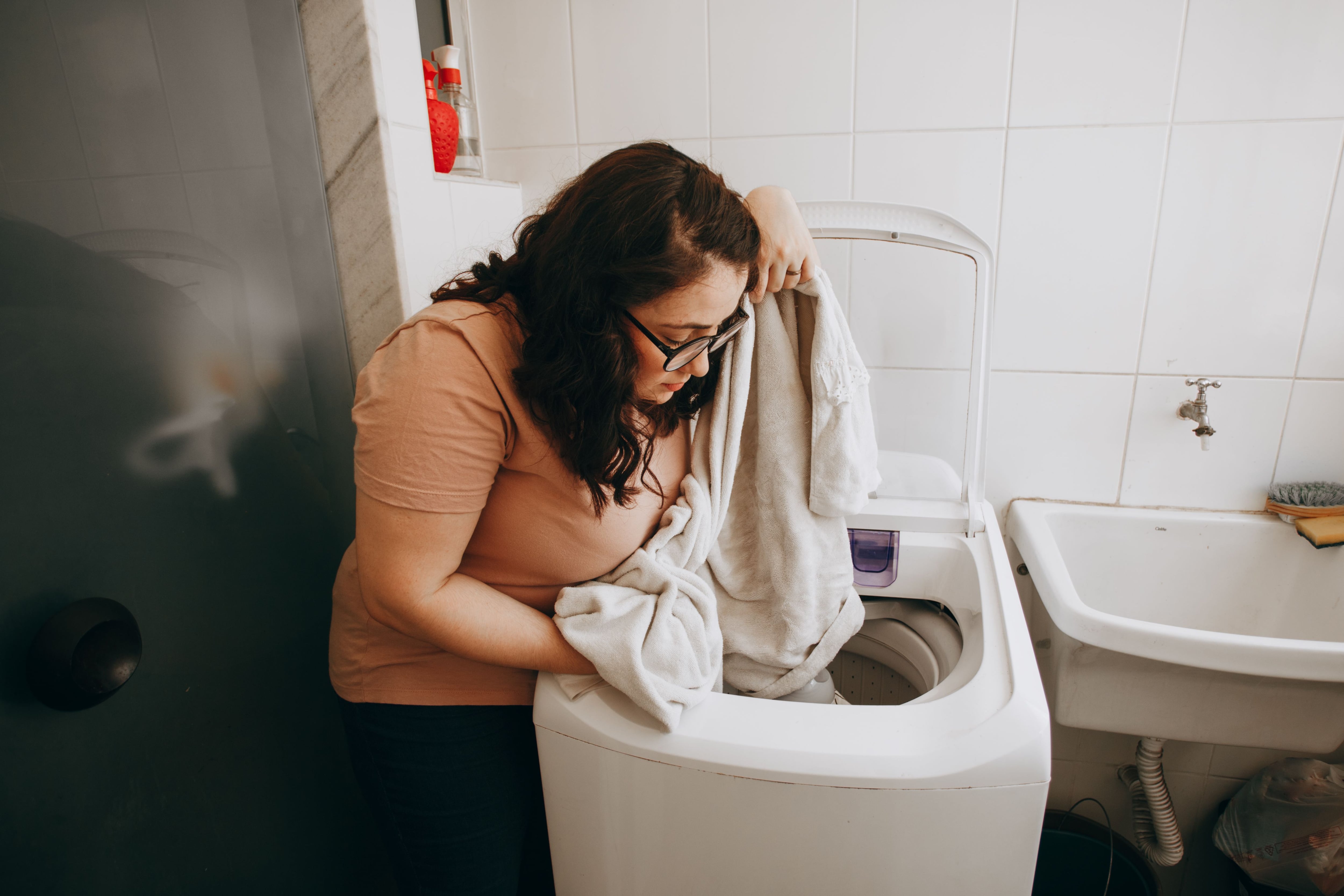 Por que a roupa lavada fica com mau cheiro se ficar molhada? Um cientista especializado em têxteis explica como resolver isso