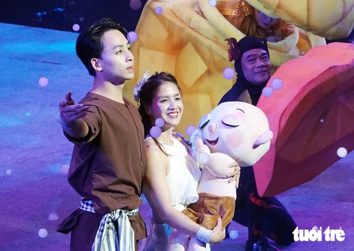 'Anh tài' Phùng Minh Cương hóa chú Cuội đón các bé đến Mơ show mùa Trung thu