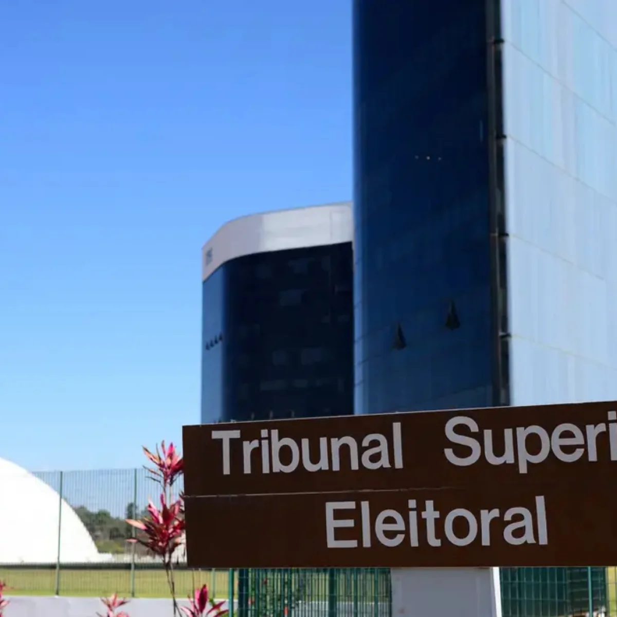 PT aciona TSE contra propaganda de Flávio que chama Lula de pai do Tigrinho