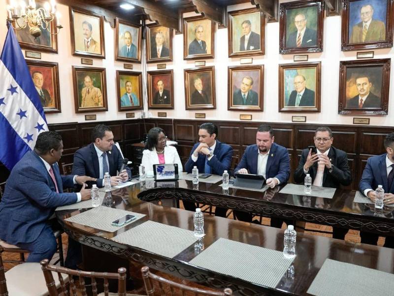 El Congreso Nacional y dirigentes del transporte instalaron una mesa técnica para analizar alternativas ante el alza de los precios de los combustibles.