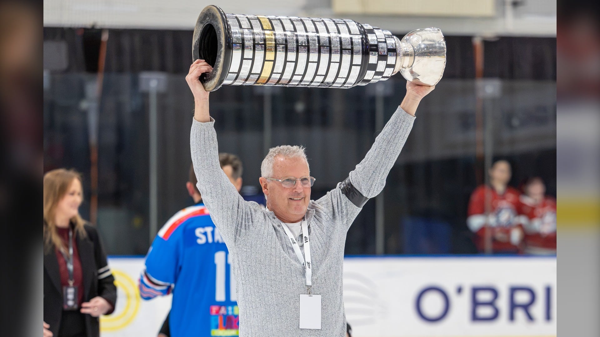 O jogador de hóquei canadense continua conquistando campeonatos em todo o mundo, décadas após deixar o lar