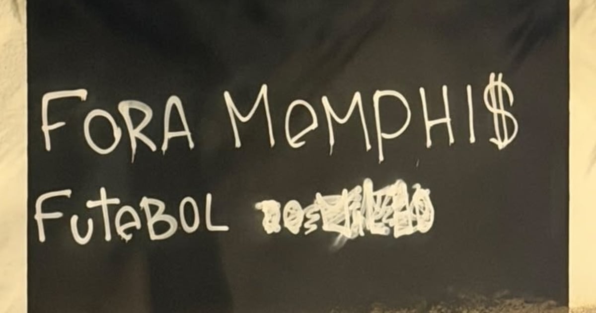 Torcida picha muros do clube e pede saída de Memphis: 'Salário de milhões, futebol de centavos'