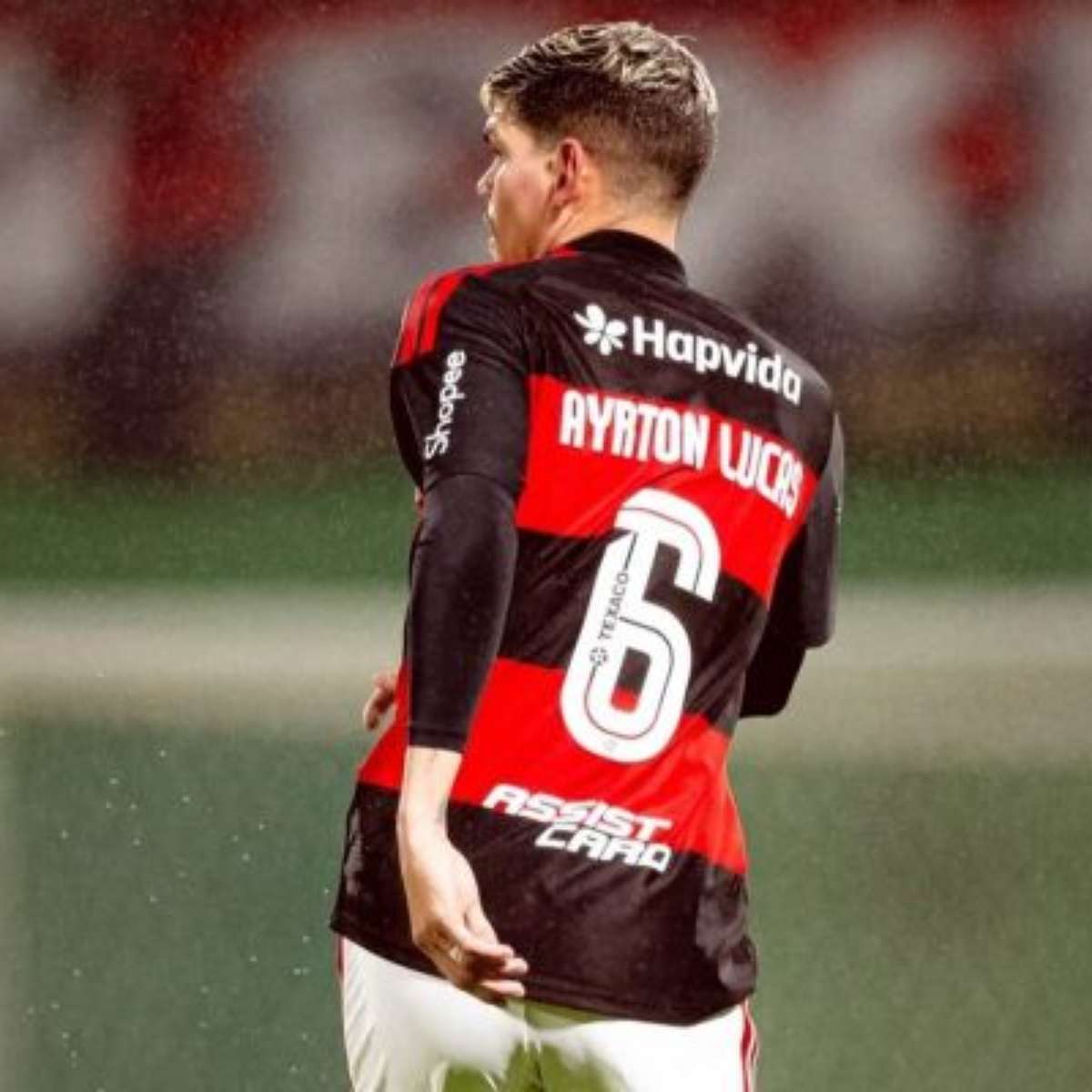 Ayrton Lucas leva a pior em dividida, e deixa jogo do Fla logo aos quatro minutos