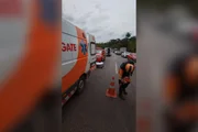 Durante o socorro, a pista permaneceu parcialmente interditada para permitir o atendimento e a retirada da última vítima