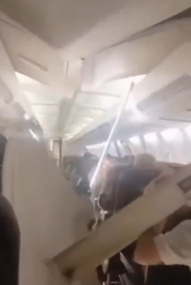 Vídeo: Teto de cabine se solta durante voo de Boeing 737 no Irã