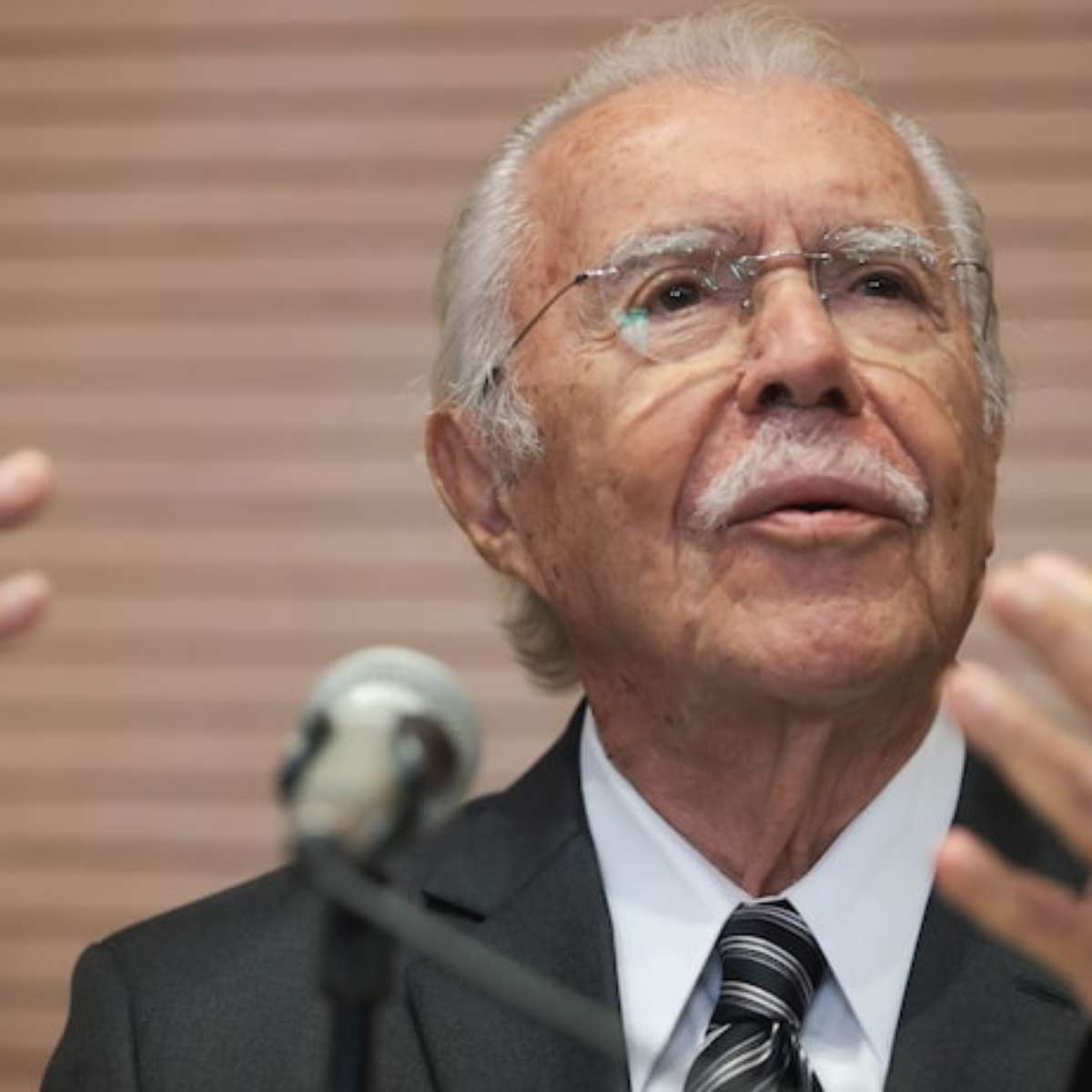 Ex-presidente José Sarney é internado com pneumonia; estado de saúde é estável