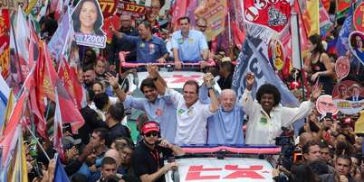 O presidente Lula em carreata com Eduardo Paes, Benedita da Silva e Pedro Paulo, em São Gonçalo, Rio de Janeiro. Foto: Pedro Kirilos/Estadão / Estadão