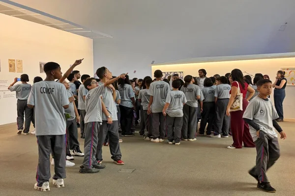Utopias em construção: estudantes conhecem Brasília por fotos e documentos