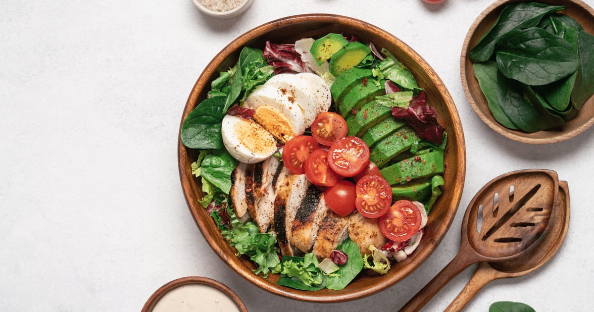 Jantar completo sem complicação: aprenda a fazer essa salada proteica com frango, abacate e ovo