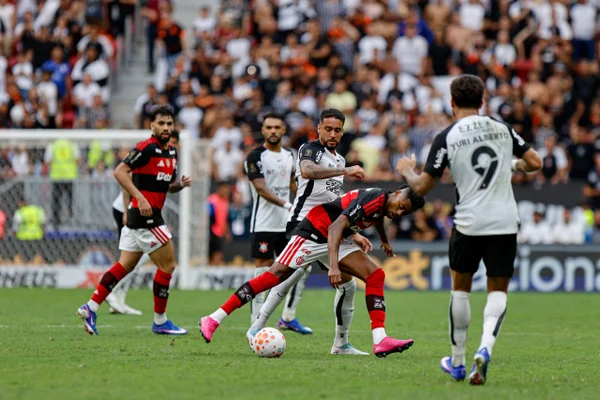 Em cenários opostos, Flamengo encara Corinthians pelo Brasileirão - destaque galeria