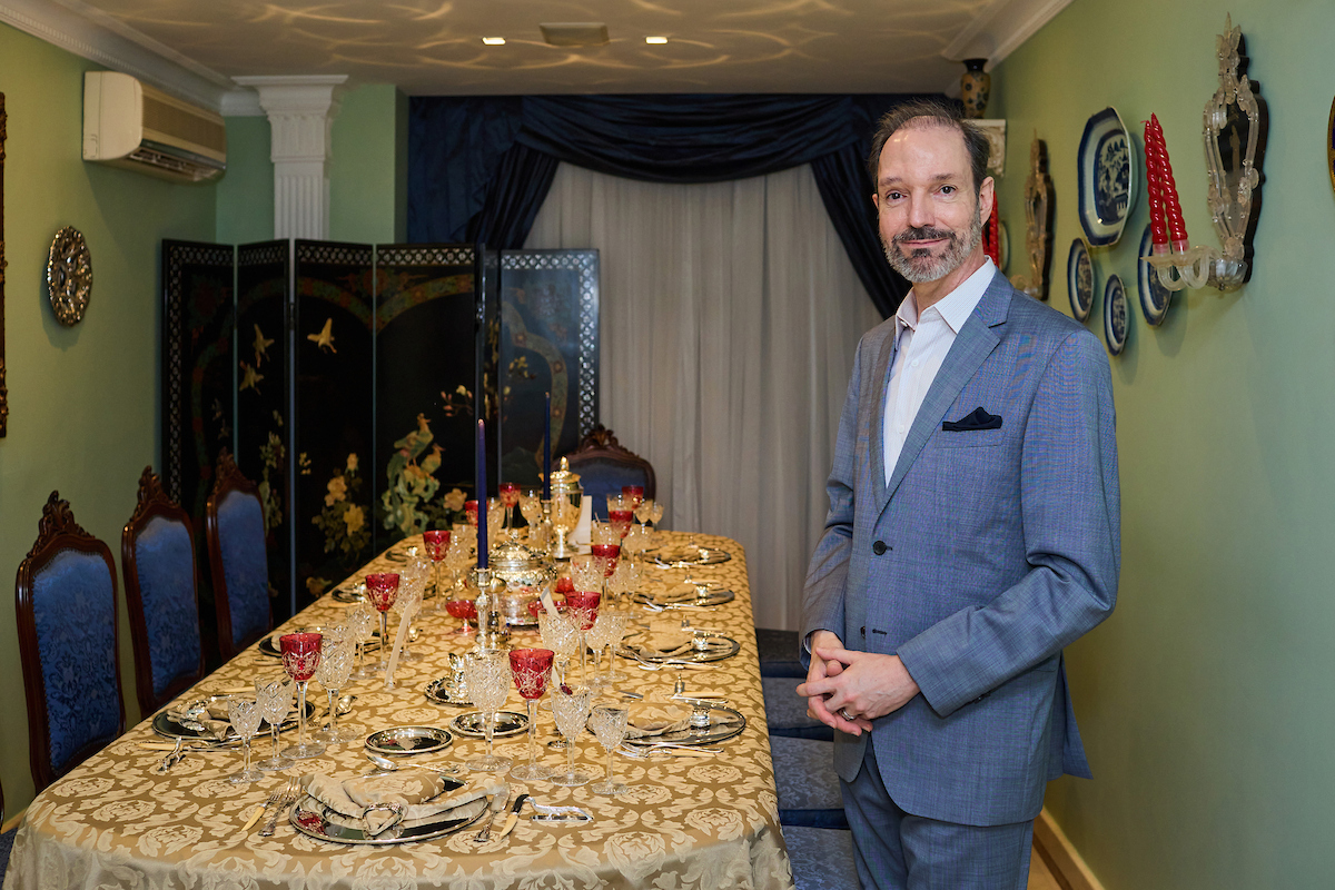 Amador Outerelo na mesa decorada para o jantar placé