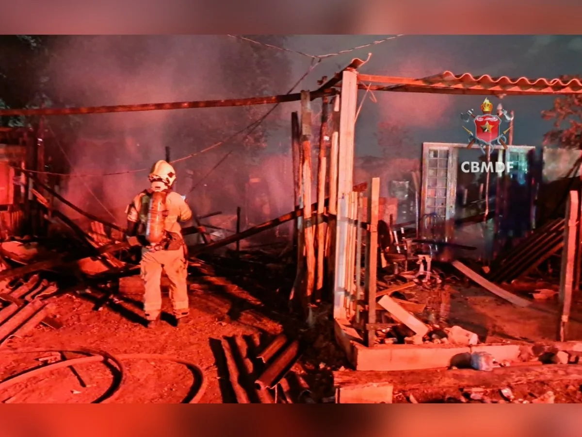 Bombeiros combatem incêndios em assentamento e galpão no DF