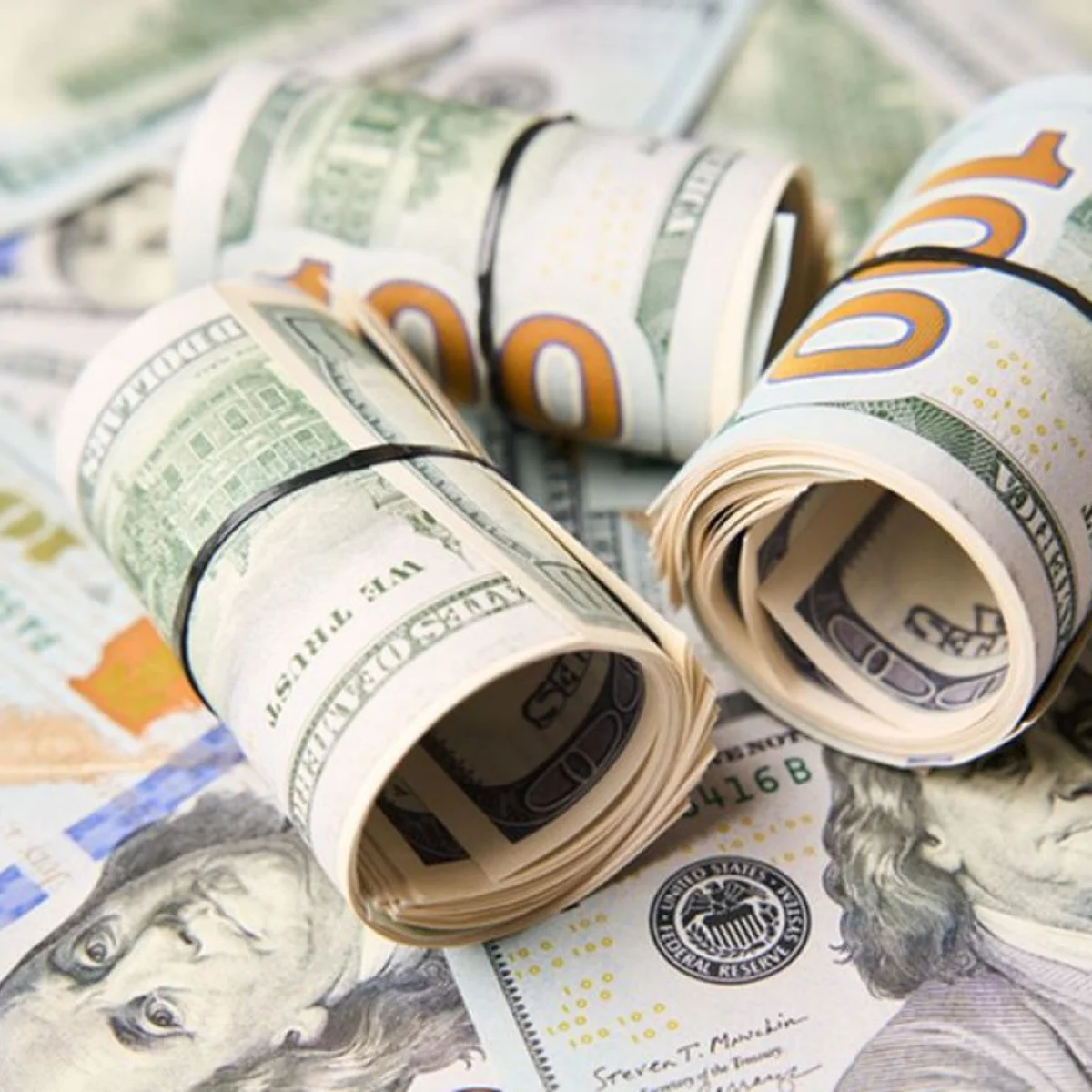 Dólar cai com petróleo a caminho da 4ª baixa seguida e reunião EUA-China