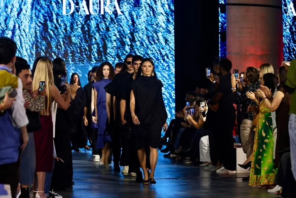 Emoção marca os desfiles de Pimear, D-AURA e Calado no Metrópoles Catwalk