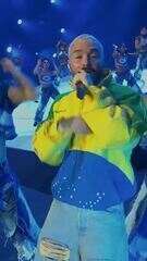J Balvin canta com casaco do Brasil no Rock in Rio
