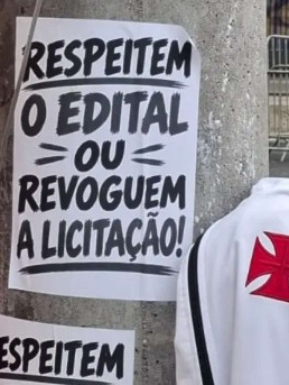 Torcedores do Vasco colam cartazes no Maracanã em protesto antes de jogo da NFL