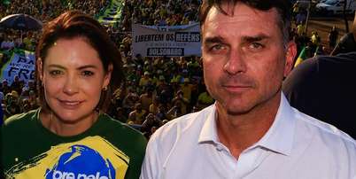 Michelle e Fl&aacute;vio Bolsonaro foram centro de reportagem publicada pela revista de fim de semana do 'Financial Times'; na foto, durante manifesta&ccedil;&atilde;o em outubro de 2025 Foto: Wilton Junior/Estad&atilde;o / Estad&atilde;o