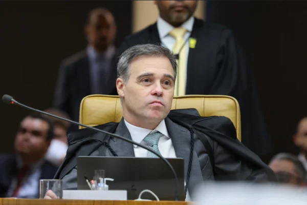 Bolsonaristas veem vantagem de Mendonça sobre Moraes em julgamento - destaque galeria