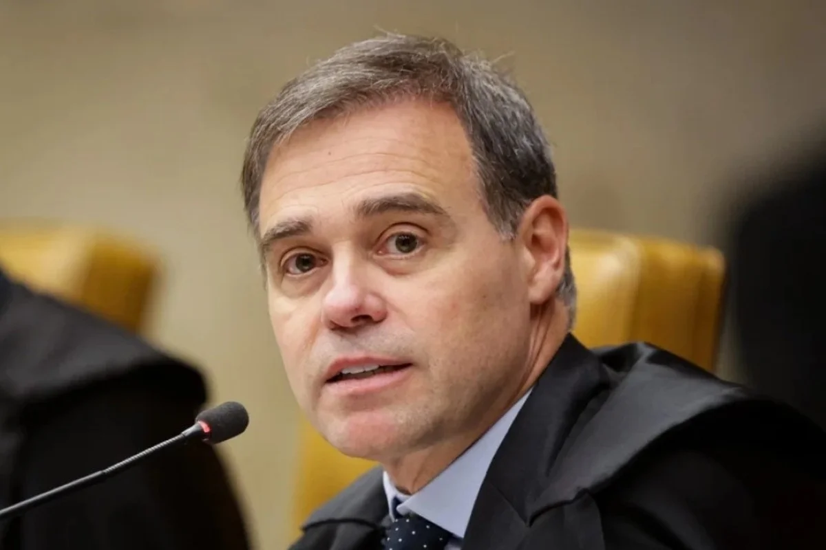 Mendonça manda apagar vídeo de IA que ligava Flávio Bolsonaro a Vorcaro