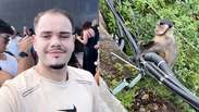 Jovem se distrai e tem sacola &lsquo;roubada&rsquo; por macaco durante visita ao Cristo Redentor