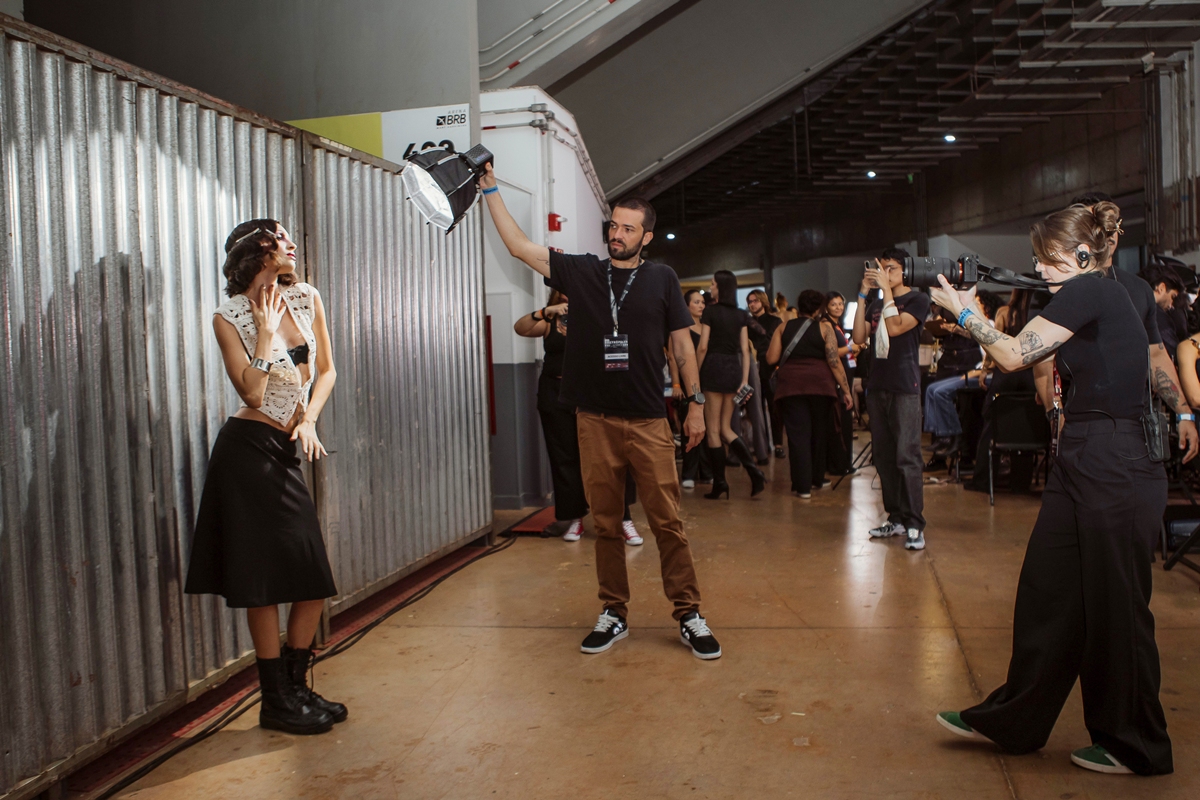 Por trás da passarela: equipe do Metrópoles Catwalk ganha os holofotes