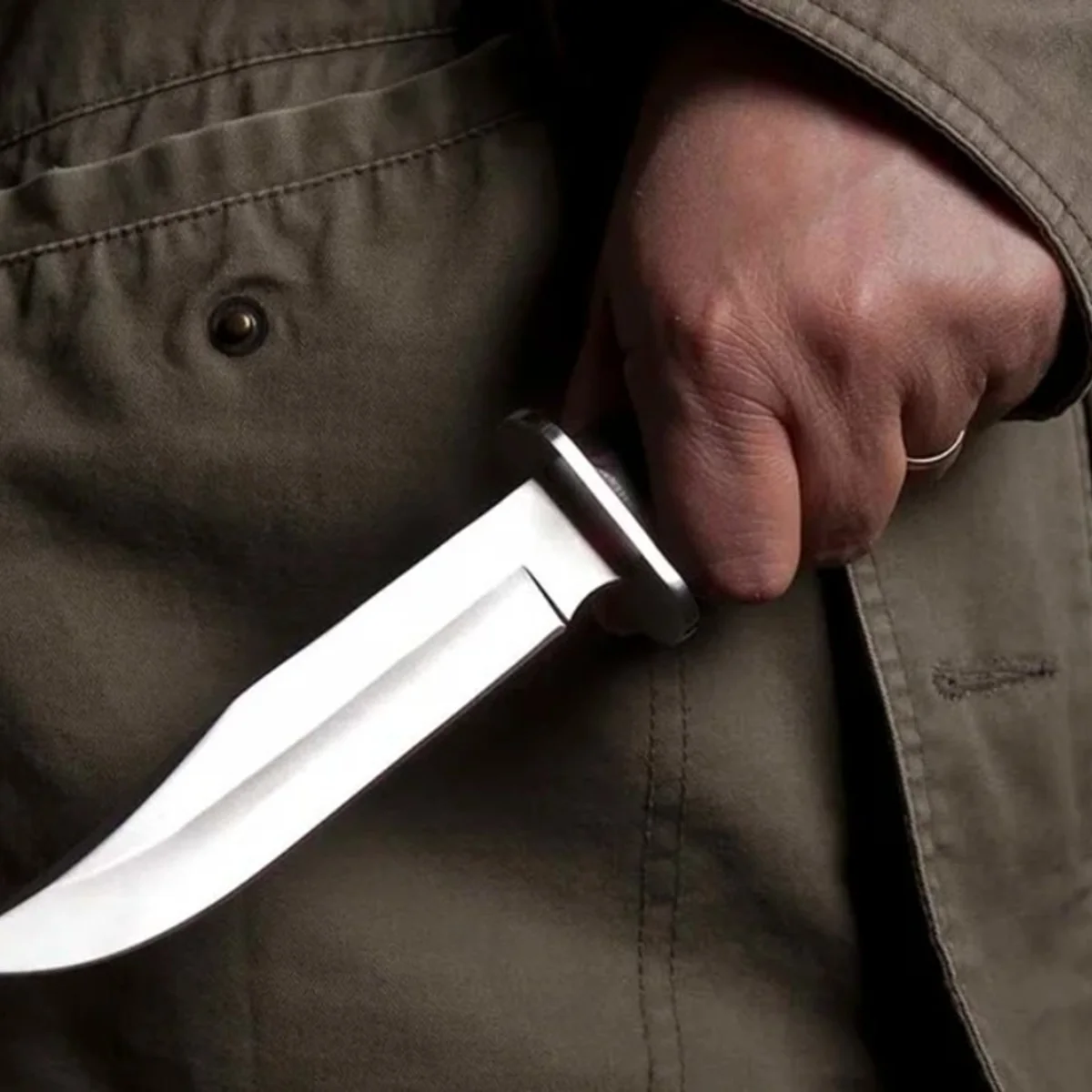 Família se tranca em quarto após homem armado com faca invadir residência