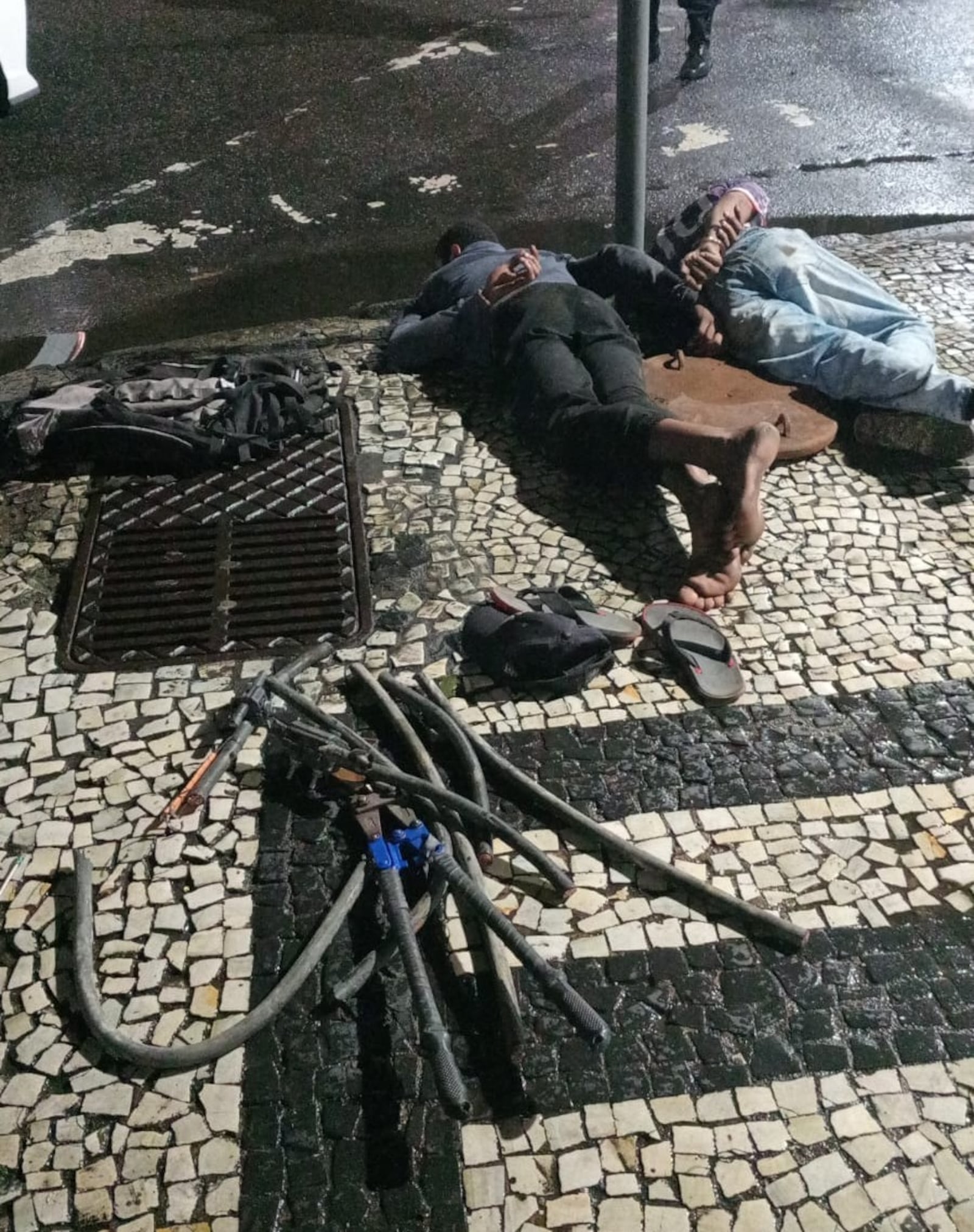 Ladrões de cabos estavam dentro de caixa subterrânea e foram detidos por PMs Reprodução/Polícia Militar