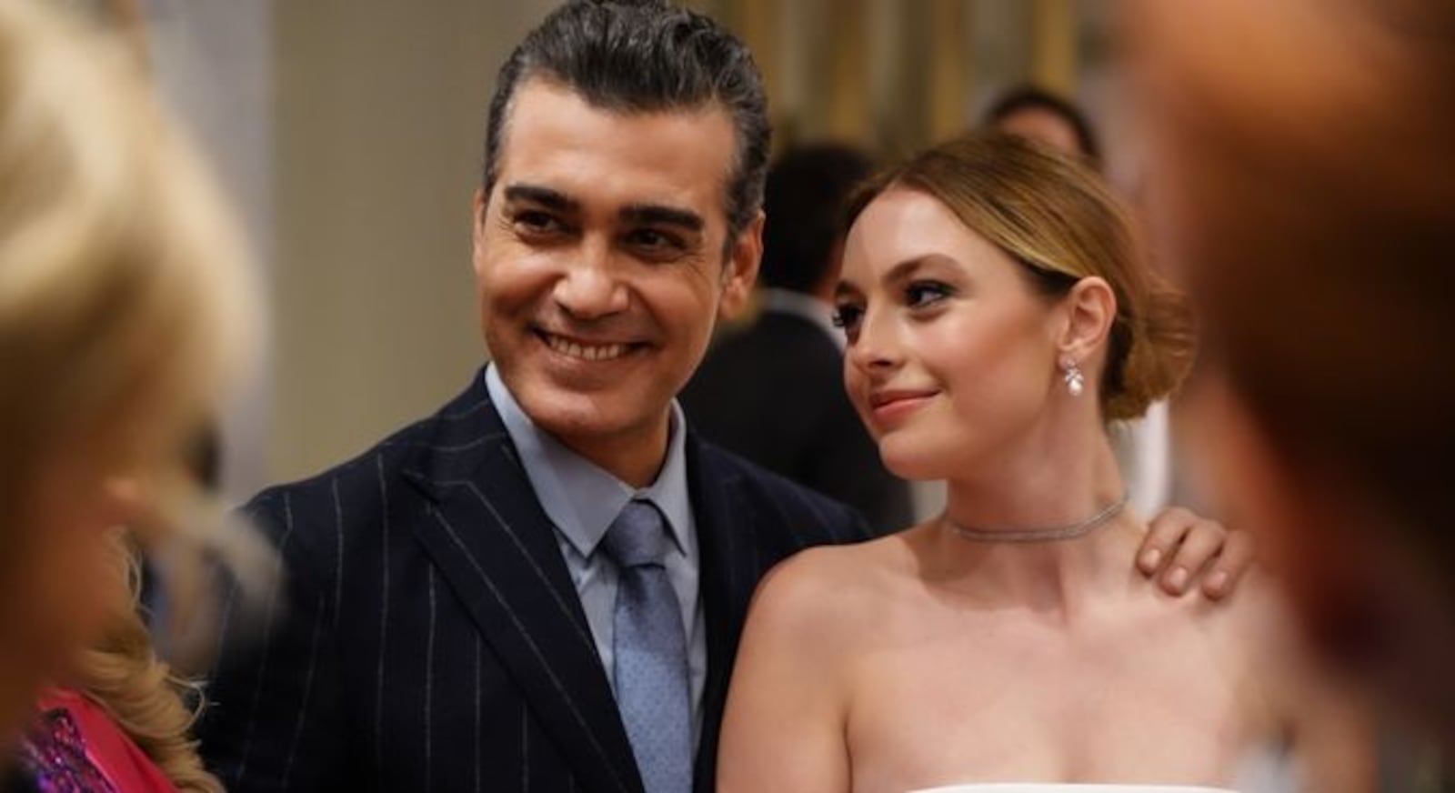 Volkan e Derin se 'apresentam' para a sociedade como bem-sucedidos Divulgação/Seriella Productions