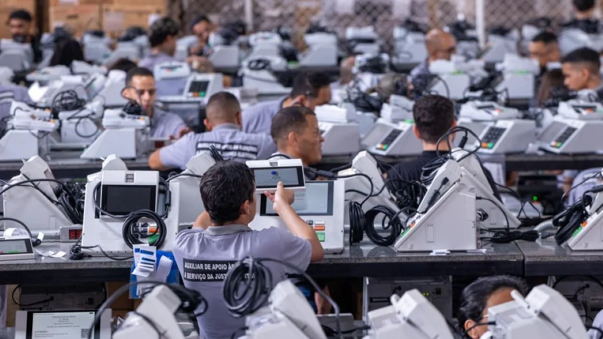 TRE-DF inicia carga e lacração de mais de 6 mil urnas para eleições