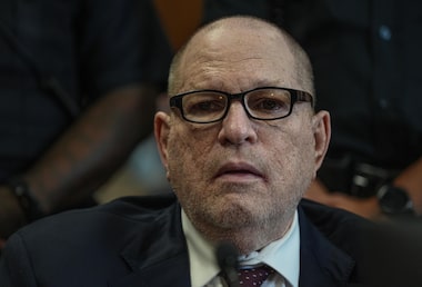 Harvey Weinstein é condenado a 15 anos de prisão após repetição de julgamento por agressão sexual