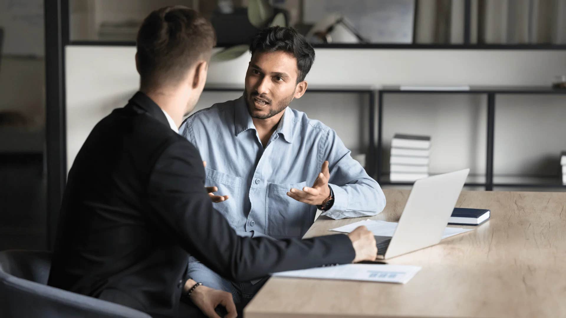 Pessoas que odeiam desperdiçar tempo frequentemente usam 7 frases para dizer profissionalmente 'Esta reunião poderia ter sido um e-mail'