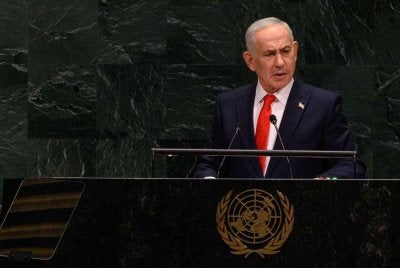 Netanyahu ketika berucap Perhimpunan Agung PBB di New York pada Khamis. - FOTO: AFP
