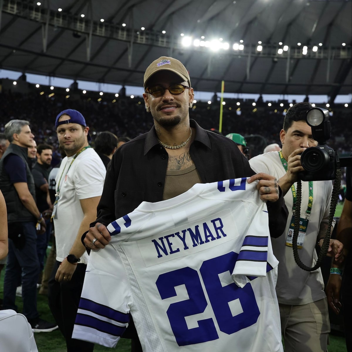 Neymar assiste ao jogo da NFL no Maracanã e ganha camisa personalizada do Dallas Cowboys