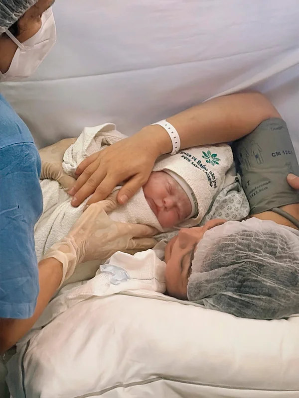 Simone Poncio dá à luz Marie Vitória aos 50 anos e Sarah mostra bebê - destaque galeria